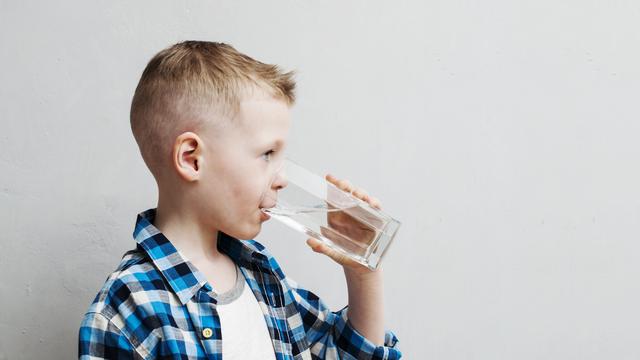 manfaat minum air putih pada anak