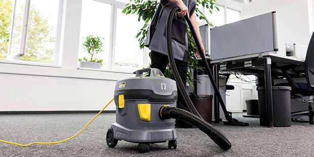 cara menghilangkan noda membandel di karpet dengan vacuum cleaner Karcher