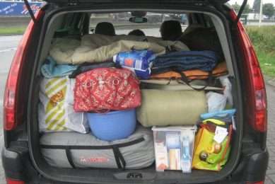 ilustrasi muatan berlebihan pada mobil