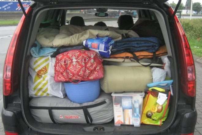 ilustrasi muatan berlebihan pada mobil