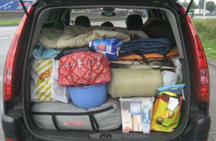 ilustrasi muatan berlebihan pada mobil